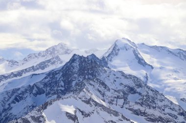 Avusturya Alpleri 'nin kışın manzarası. Hintertux Buzulundan Görünüm.