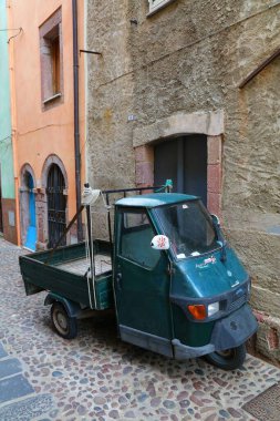 BOSA, ITALY - 28 Mayıs 2023: Sardunya 'daki Bosa kasabasında park halindeki İtalya için tipik tuhaf Piaggio üç tekerlekli mini kamyonlar.