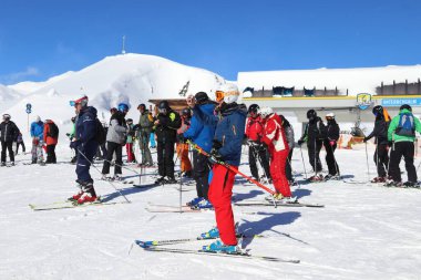 MAYRHOFEN, AUSTRIA - 12 Mart 2019: İnsanlar Avusturya 'nın Tyrol bölgesindeki Mayrhofen kayak merkezini ziyaret ediyorlar. Merkez, Orta Doğu Alpleri 'nin Zillertal Vadisi' nde yer almaktadır (Zentralalpen).