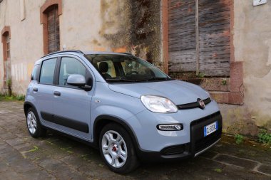 BOSA, ITALY - 28 Mayıs 2023: Fiat Panda Sardunya 'nın Bosa kasabasında park edilmiş küçük İtalyan arabası.