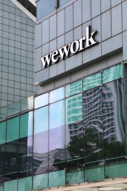 SINGAPORE CITY, SINGAPORE - 11 Mart 2024: Singapur 'daki Wework ofis binası. WeWork şirketi ortak çalışma alanı konusunda uzmanlaşmıştır..