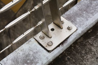 Çelik posta ayakkabısı betona vidalanmış. Metal denge için paslanmaz çelik döner tokalar. Malezya 'daki şehir altyapısı.