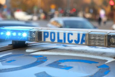 Polonya 'da polis arabası. Polis arabasının çatısı yanıp sönüyor..