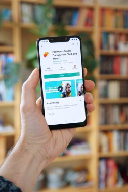 WARsaw, POLAND - 29 Ocak 2021: Android OS, Xiaomi akıllı telefona Yoomee çevrimiçi flört uygulaması yükleyen kullanıcı.
