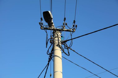 Tarnow, Polonya yakınlarında elektrik şebekesi. Polonya 'da beton elektrik direği.