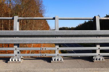 Polonya 'nın Malopolskie bölgesindeki bir otoyol köprüsünün kenarındaki bariyer. Ulaşım altyapısı.