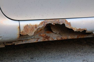 Eski bir arabanın paslı kapı pervazı. Araçta hava tahribatı.