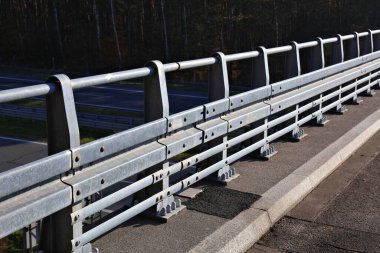 Polonya 'nın Malopolskie bölgesindeki bir otoyol köprüsünün kenarındaki bariyer. Ulaşım altyapısı.