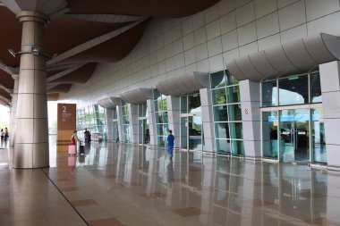 KUCHING, MALAYSIA - 10 Mart 2024: Malezya 'nın başkenti Sarawak eyaletindeki Kuching Uluslararası Havalimanı terminalini ziyaret edenler.