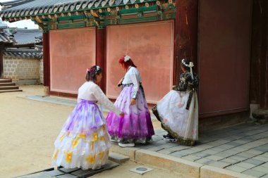 JEONJU, Güney Kore - 4 Nisan 2023: Jeonju 'daki Gyeonggijeon türbesini ziyaret eden turistler.
