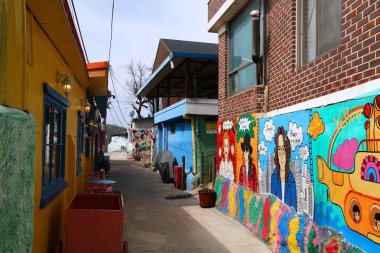 JEONJU, Güney Kore - 4 Nisan 2023: Jeonju 'daki Jaman Mural Köyü' nde sokak manzarası.