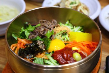 Jeonju bibimbap, Jeonju, Güney Kore 'de yerel bir restoranda. Kore yemeği..