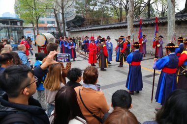 SEOUL, Güney Kore - 6 Nisan 2023: Güney Kore 'nin en büyük kenti Seul' deki Gyeongbokgung Sarayı 'nın önündeki halk caddesinde nöbet değişimi.