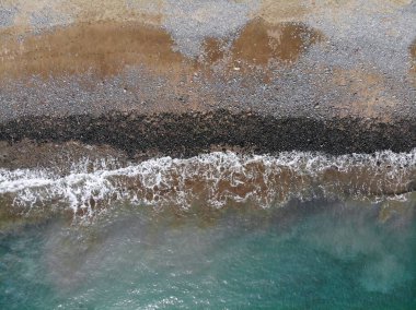 İspanya 'nın Kanarya Adaları' ndaki Fuerteventura adasında Las Playitas plaj insansız hava aracı bakış açısı.