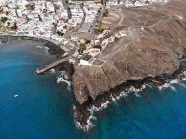 İspanya 'nın Kanarya Adaları' ndaki Fuerteventura adasında Las Playitas şehri insansız hava aracı bakış açısı.