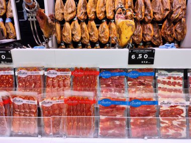 FUERTEVENTURA, İspanya - 30 Kasım 2024: Jamon Serrano ve diğer iyileştirilmiş jambon seçimi ve fiyatları Fuerteventura, İspanya 'da bir süpermarkette.