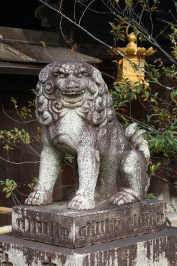 Japonya 'nın Kyoto kentindeki Kitano Tenmangu tapınağında Komanu heykeli. Aslan-köpek heykelleri Japonya 'daki türbelerin koruyucularıdır..