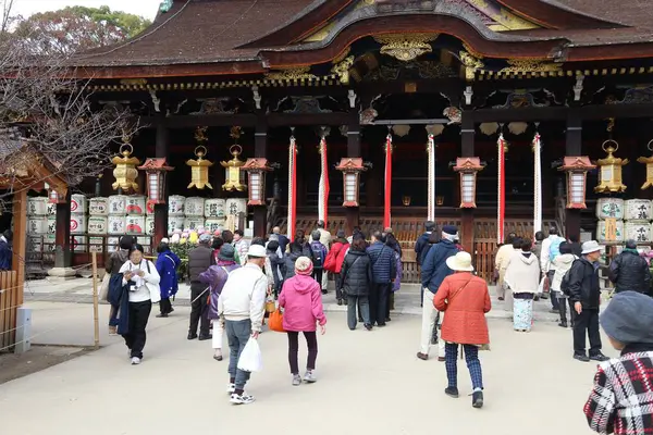 KYOTO, JAPONYA - 25 Kasım 2016: İnsanlar Japonya 'nın Kyoto kentindeki Kitano Tenmangu türbesini ziyaret ediyor. Tapınak Japonya 'nın ulusal hazinelerinden biri olarak gösterilir..