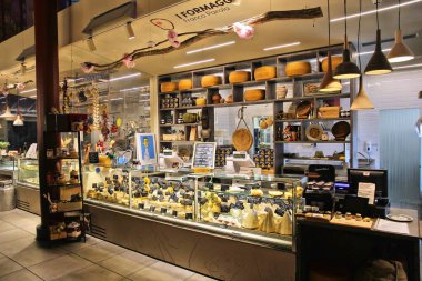 Florence, İtalya - 29 Nisan 2015: Peynir dükkanında Mercato Centrale Pazar Floransa, İtalya. Alışveriş deneyimi nihai bir İtalyan piyasasıdır. 1874 yılında açıldı.