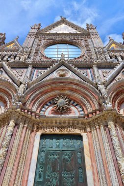 Siena, İtalya - ortaçağ Toskana kasabası. Katedral cephesi.