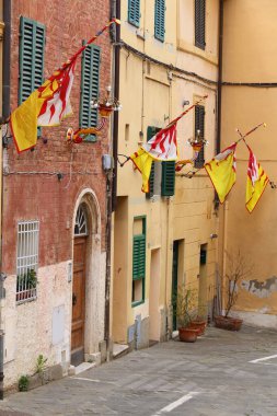 Siena, İtalya. Old Town geleneksel bölgeleri (contrade) ayrı bayrakları ve renkleri ile ayrılmıştır. Valdimontone (Ram Vadisi).