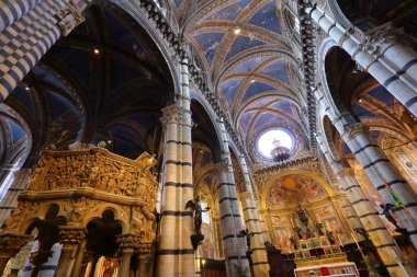 Siena, İtalya - 3 Mayıs 2015: Siena, İtalya katedral iç görünüm. Ortaçağ Roma Katolik Katedrali yıl 1215 kutsandı.