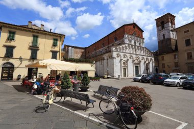 LUCCA, İtalya - 29 Nisan 2015: İnsanlar Lucca, İtalya 'da Eski Şehir Caddesini ziyaret ediyor.