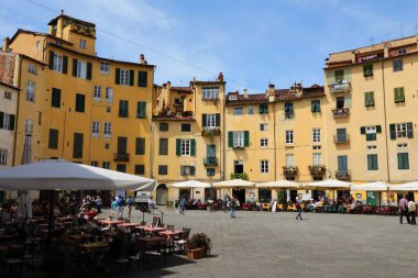 LUCCA, ITALY - 29 Nisan 2015: İnsanlar Lucca, İtalya 'daki Eski Şehir Meydanı' nı (Piazza Anfiteatro veya Amphitiyatro Meydanı) ziyaret ediyor.