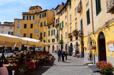 LUCCA, ITALY - 29 Nisan 2015: İnsanlar Lucca, İtalya 'daki Eski Şehir Meydanı' nı (Piazza Anfiteatro veya Amphitiyatro Meydanı) ziyaret ediyor.