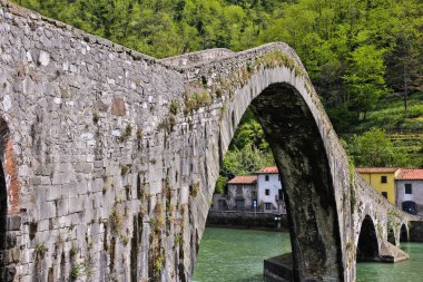 Ponte della Maddalena - İtalya 'da önemli bir ortaçağ köprüsü. Toskana 'daki tarihi Via Francigena ticaret yolunun bir parçası. Şeytan Köprüsü olarak da bilinir..
