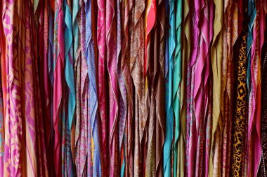 Malezya tarzı kıyafetler Kuching, Malezya 'da. Tekstil piyasası renkli arkaplan.