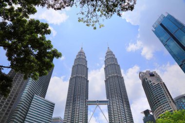 KUALA LUMPUR, MALAYSIA - 16 Mart 2024: Kuala Lumpur kentindeki KLCC Parkı 'ndan görülen ünlü Petronas Kuleleri ile Skyline görünümü.