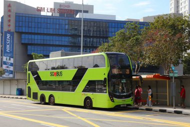 Singapur Şehri, ŞARKI - 14 Mart 2024 İnsanlar Singapur 'da çift katlı bir şehir otobüsüne biniyor. Singapur 'un otobüs servisleri SBS Transit tarafından işletilmektedir..