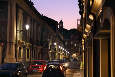 Catania 'da gece sokak manzarası, İtalya' da Sicilya adası.