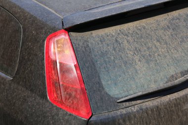 Kirli arabanın yıkanması, arka camında kir olan küçük bir araba..