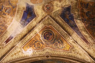 CATANIA, İtalya - 7 AĞUSTOS 2024: Sicilya 'daki Catania City, İtalya' daki San Nicolo l 'Arena kilisesinin içi. Hasarlı fresklerin tamire ihtiyacı var..