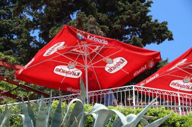 MLINI, CROATIA - 27 Haziran 2019: Hırvatistan 'ın Dubrovnik kenti yakınlarındaki Mlini' de bar verandasında yerel bira markası reklamcılığı.