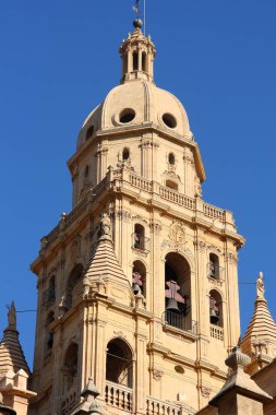 Murcia Katedrali, İspanya. Kilisenin Gotik, Rönesans ve Barok mimari stilleri özellikleri.
