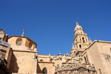 Murcia Katedrali, İspanya. Kilisenin Gotik, Rönesans ve Barok mimari stilleri özellikleri.