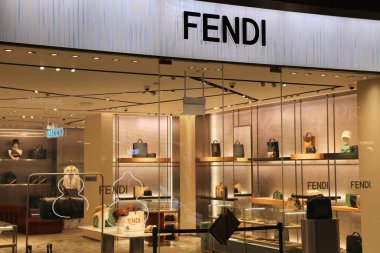 SINGAPORE ŞEHRİ, SINGAPORE - 12 Mart 2024: Marina Bay Shoppes, Singapur 'da Fendi premium marka çanta mağazası.