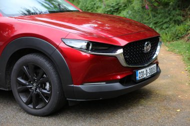 CERRY, IRELAND - 3 Temmuz 2024: Mazda CX5 kompakt SUV İrlanda 'da park halinde.