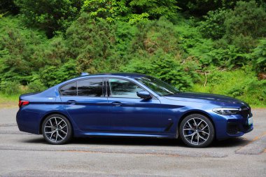 COUNTY KERRY, IRELAND - 3 Temmuz 2024: BMW M5 yüksek performanslı spor salonu arabası İrlanda 'da park edildi.