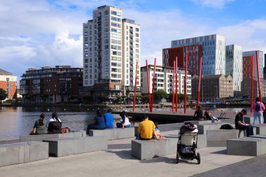 DUBLIN, IRELAND - 7 Temmuz 2024: İnsanlar Dublin, İrlanda 'daki Southside rıhtımlarındaki Grand Canal Quay' ı ziyaret ediyor.