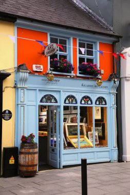 KILLARNEY, IRELAND - 3 Temmuz 2024: İrlanda 'da Killarney Sanat Galerisi Sokak Manzarası.