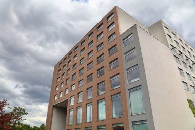 PRAG, CZECH REPUBLIC - 5 Mayıs 2024: Prag Belediyesi Araç ve Sürücü Tescil Bürosu (DMV eşdeğeri). Çekçe adı: Registr vozidel, Registr ridiculous.