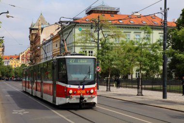 PRAG, CZECH Cumhuriyet - 4 Mayıs 2024: Çek Cumhuriyeti Prag 'da kırmızı toplu taşıma tramvayı. Tatra T6 tramvay modeli.