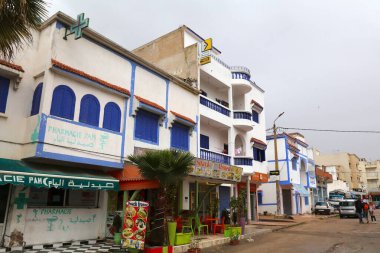 OUALIDIA, FOCCO - 24 Şubat 2022: Oualidia, Fas 'taki dükkan ve restoranların sokak manzarası.