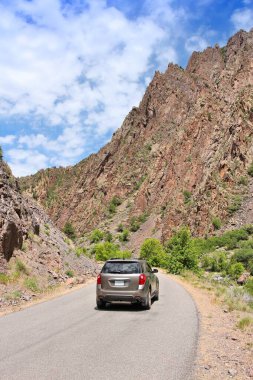 Colorado, ABD 'deki Gunnison Ulusal Parkı' nın Kara Kanyonu 'nda. Amerikan manzaralı yolu.