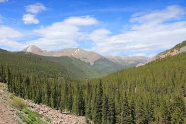 Rocky Dağları ile Monarch Pass manzara manzarası. Aetna Dağı ve Taylor Dağı ile Sawatch Range. Amerikan doğası.