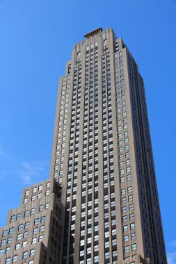 NEW YORK, ABD - 3 Temmuz 2013: Midtown Manhattan, New York 'taki Beşinci Cadde binası. Ünlü Art Deco gökdeleni 1929-1931 yılları arasında inşa edildi..